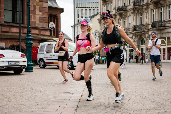 Geschafft: Die Marathonläuferinnen Josephine 'Phine' Heilingloh und Marina Andresen erreichen nach 421 km am Mittwoch überglücklich Wiesbaden. Los ging es in München vor zehn Tagen.