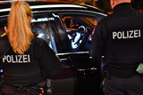Die Geschwindigkeitskontrolle für einen 58 Jahre alten Autofahrer endete in der Nacht zum Freitag in Wiesbaden mit einer schnellen Festnahme. Der Mann war erheblich betrunken.