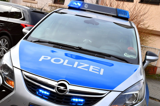Räuberischer Diebstahl am Freitagnachmittag in einem Sonnenstudio in Wiesbaden. Die Polizei sucht Zeugen.