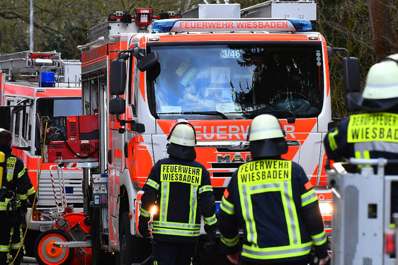 Ein Wohnungsbrand in der Wiesbadener Innenstadt forderte am Dienstagband die Feuerwehr. Die Einsatzkräfte mussten  Feuerwehr mehrere Personen in Sicherheit bringen.