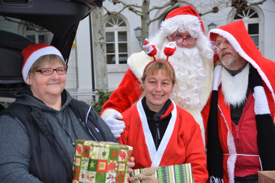 Über 100 Päckchen spendeten Wiesbadener Bürgerinnen und Bürger für die Obdis der in der Stadt.