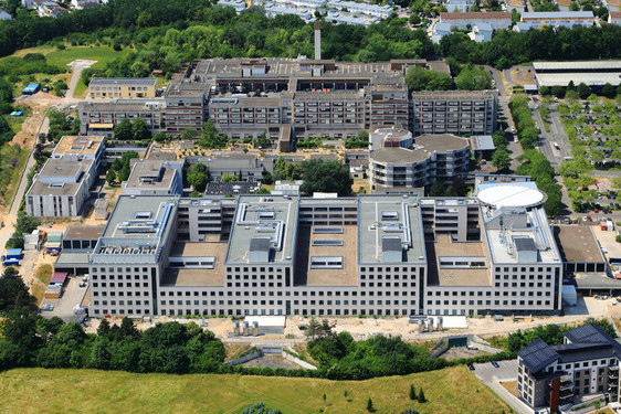 Der Neubau der Helios HSK in Wiesbaden-Doztheim ist auf der Zielgeraden. Wesentliche Teile des neuen Krankenhauses sind bereits fertiggestellt. In anderen Bereichen wird noch fleißig gearbeitet. Eröffnung soll im Januar 2024 sein.
