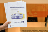 Der Hessische Landtag stellt eine neue Broschüre vor. Diese ist in Leichter Sprache verfasst. Das Ziel: politische Bildung für noch mehr Bürger:innen zu ermöglichen.
