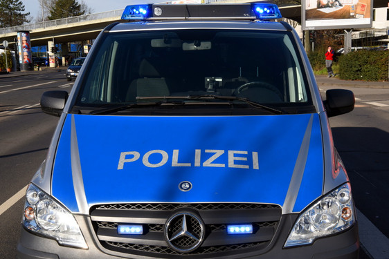 Zeuge verfolgt Helmdiebe in der Wiesbadener Innenstadt und nimmst sie bis zum Eintreffen der Polizei fest.