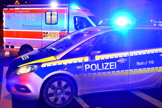 Mann mit Messer am Montagabend in Wiesbaden verletzt. Rettungskräfte versorgten das Opfer, die Polizei ermittelt.