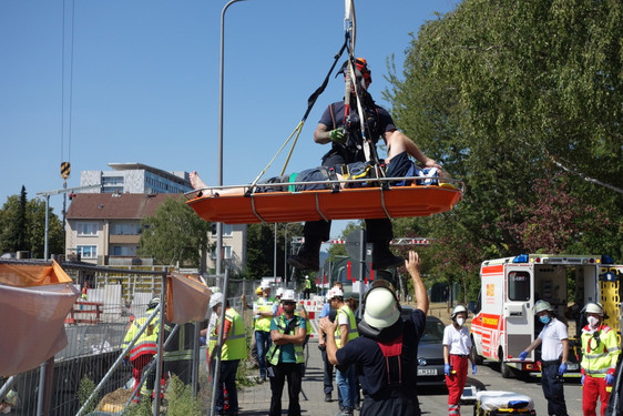 45-jähriger Bauarbeiter stürzt in Wiesbaden von einem Gerüst circa fünf Meter in die Tiefe und verletzte sich dabei schwer
