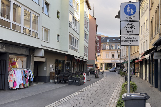 Neugestaltung: Verkehrsfreigabe nach dem Umbau der Mühlgasse zur Fußgängerzone in der Wiesbadener Innenstadt.