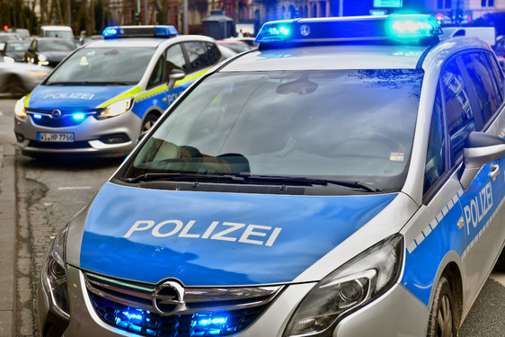 Eine vermummter Mann betrat am Montagvormittag eine Bankfiliale in der Wilhelmstraße in Wiesbaden. Die Mitarbeitenden verdächtig vor und so lösten sie einen Alarm aus. Ein größerer Polizeieinsatz war die Folge.