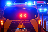 Am Sonntagmorgen kollidierte ein Auto im Wiesbadener Stadtteil Kastel mit dem Mast einer Schilderbrücke. Dabei wurden zwei Männer schwer verletzt. Rettungskräfte versorgen die Unfallopfer.