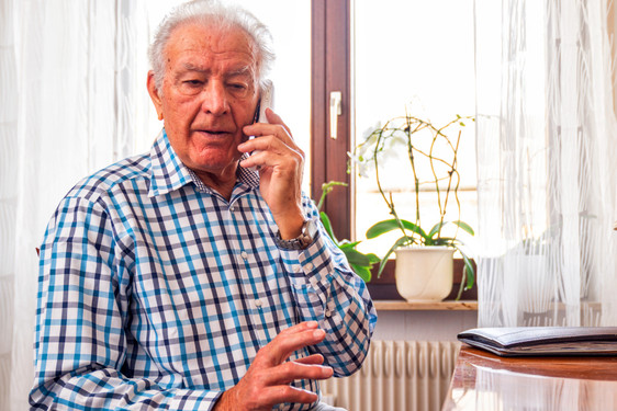 Ein Senior übergab am Donnerstag in Wiesbaden nach einem Schockanruf hochwertigen Schmuck an Betrüger.