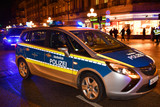 In der Nacht von Freitag auf Samstag haben Unbekannte Täter eine Holzlatte in eine Schaufensterscheibe eines Geschäftes in Wiesbaden geworfen.