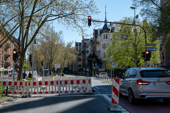 Verkehrsteilnehmer:innen können ab Montag wieder von der Klarenthaler Straße an der Ringkirche vorbei auf die Rheinstraße fahren.