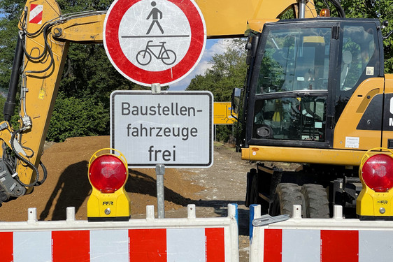 Verkehrsbehinderungen und Vollsperrung der Berliner Straße in Wiesbaden-Erbenheim wegen Sanierungsarbeiten der Bahnüberführung.