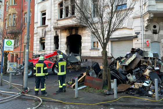 Feuerwehr rettet Personen aus brennendem Gebäude in Wiesbaden in der Nacht zum Samstag.