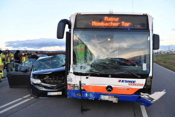 Ein Moment der Unachtsamkeit führte zu einem heftigen Crash zwischen einem Linienbus und einem Pkw in Wiesbaden-Erbenheim. Zahlreiche Rettungskräfte im Einsatz.