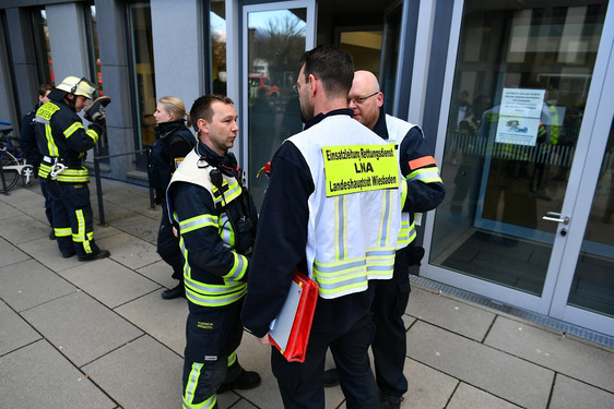 Glimpflich ging die Attacke mit Buttersäure im Wiesbadener Gesundheitsamt am Montagmittag ab. Feuerwehr und Rettungskräfte im Einsatz.