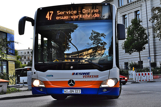 ESWE Verkehr in Wiesbaden will 33 Millionen Euro einsparen. Bereits im Sommer letzten Jahres wurde das Projekt „Range-Extender-Busse“ gestoppt. Nun hat die neue Geschäftsführung weitere Sparmaßnahmen umgesetzt.