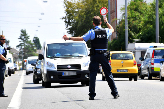 Verkehrskontrollaktion der Polizei am Donnerstagabend in Wiesbaden. Beamte bringen verschiedene Verstöße ans Tageslicht.