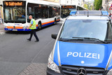 Eine 15-Jährige hat am Dienstagmorgen in einem Linienbus in Wiesbaden zwei Fahrscheinkontrolleurinnen angegangen und beleidigt.