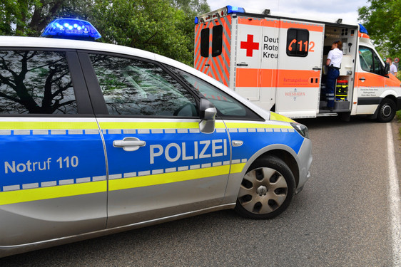 Der  Fahrer eines Kleinkraftrades wurde bei einem Zusammenstoß mit einem Auto am Donnerstag in Wiesbaden schwer verletzt. Rettungskräfte versorgten den Mann. Die Polizei war ebenfalls im Einsatz.