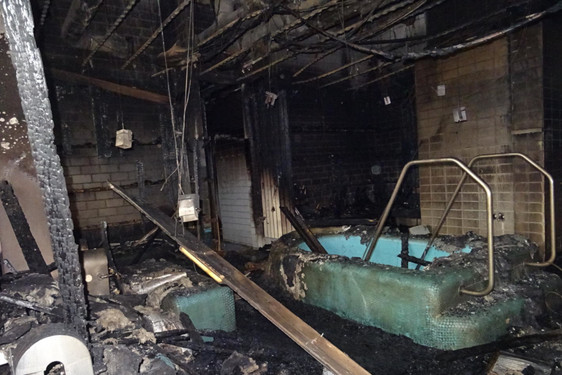 Brand im Hallenbad Kostheim hat erheblichen Schaden angerichtet. Das Bad bleibt zunächst geschlossen. Wann eine Wiedereröffnung sein könnte, ist völlig unklar.