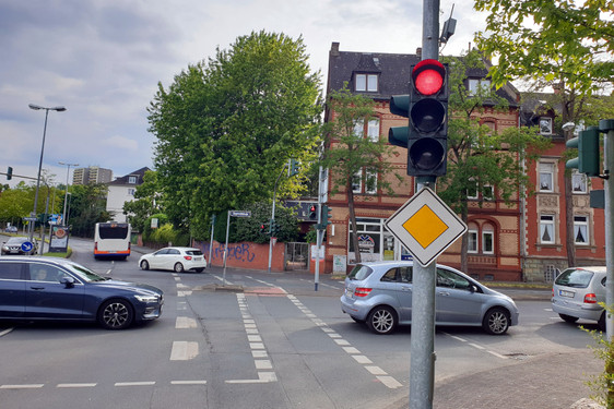 In Wiesbaden werden die Ampelanlagen für die digitale Verkehrssteuerung umgerüstet.