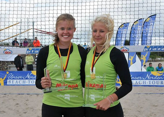 VCW-Duo Antonia Becker (links) und Maike Henning (rechts) stehen beim U17-Beach-Bundespokal ganz oben auf dem Treppchen und freuen sich über Gold.