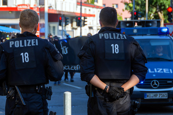 Versammlungslagen und Demonstrationen am Samstag (15. Mai) in der Wiesbadener Innenstadt. Polizei wird mit einem Großaufgebot dabei sein.