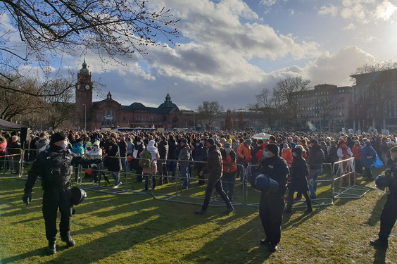 Rund 1.000 Menschen bei verschiedenen Demos am Samstagnachmittag in Wiesbaden