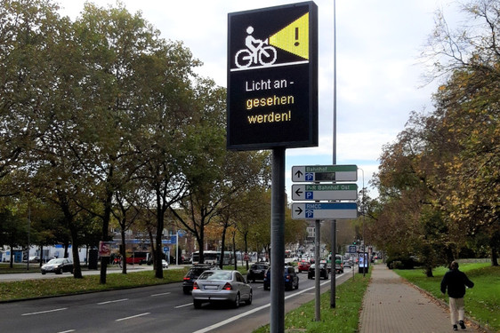 Fünf verschiedene Motive appellieren seit dieser Woche in Wiesbaden auf den dynamischen Verkehrsschildern für mehr Sicherheit.