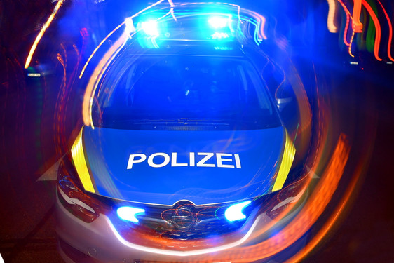 31-Jähriger fällt in der Nacht zum Sonntag der Polizei zwei Mal negativ in Wiesbaden auf. Beamten nehmen den Mann schlussendlich fest.