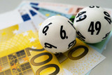 Zum zwölften Mal dieses Jahr wird ein hessischer Tipper Lotto-Millionär. Der Wiesbadener teilt sich den Jackpot der Gewinnklasse 2 – für die höhere Stufe fehlte lediglich die Superzahl – mit einem Tipper aus Nordrhein-Westfalen. Beide erhielten jeweils knapp 1,5 Millionen Euro.