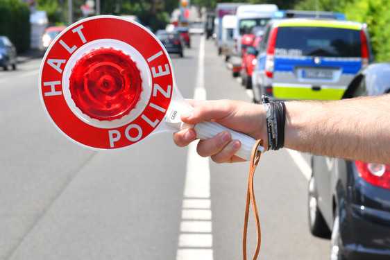 In der Zeit von Freitagabend bis in die Nacht zum Samstag hinein, führte die Polizei Wiesbaden zwei Geschwindigkeitskontrollen durch. Dabei wurden mehrere Verkehrsteilnehmer:innen mit überhöhtem Tempo erwischt.