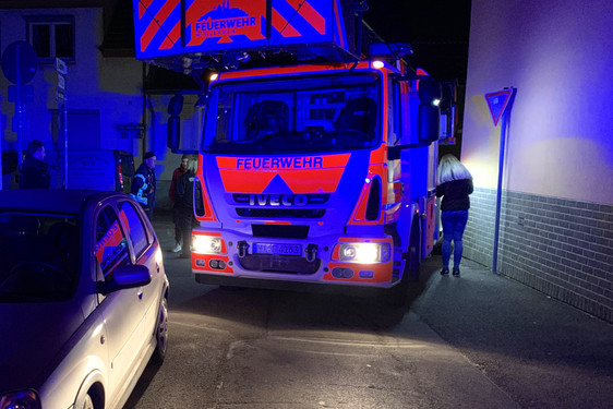 Feuerwehr-Fahrzeuge braucht mindestens drei Meter Platz:  Polizei und ein Großfahrzeug der Feuerwehr Wiesbaden führten im Wiesbadener Westend eine Kontrollfahrt am Freitagabend durch.
