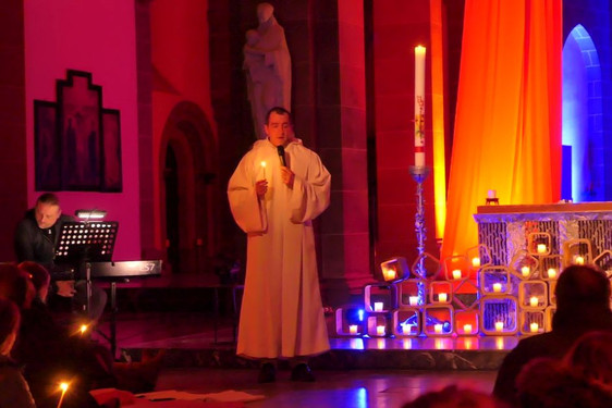 Impressionen von der Nacht der Lichter in der katholischen Jugendkirche Kana in Wiesbaden mit Jugendpfarrerin Astrid Stephan und Jugendseelsorge Eric Tilch sowie Frère Jérèmie, einer der Brüder aus der ökumenischen Gemeinschaft in Taizé.