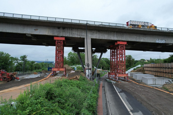 Die in Schieflage geratene und  einsturzgefährdete  Salzbachtalbrücke in Wiesbaden hat zwei Stahlstützen bekommen. Weitere  Sicherungsarbeiten laufen.