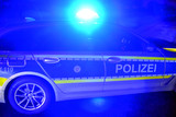 In der Nacht zum Montag wurde ein 17-Jähriger in Wiesbaden von drei Tätern bedroht und aufgefordert, sich durchsuchen zu lassen. Dabei drohten sie mit einem Messer.