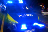 Ohne Führerschein mit gestohlenem Motorrad ist am Mittwochabend ein Biker vor der Polizei in Wiesbaden geflüchtet. Der 52-Jährige verunfallte in einem Innenhof verletzte eine Beamten und konnte schließlich festgenommen werden.