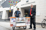 Am Donnerstag, 15. Juli, hat Kulturdezernent Axel Imholz das neue Lastenrad der Stadtbibliotheken Wiesbaden vorgestellt. Es soll bei Festivals, Stadtfesten, in Parks, am Rheinufer, auf öffentlichen Plätzen, vor Schulen oder Parkplätzen von großen Einkaufszentren über das Angebot der Bibliotheken informieren.