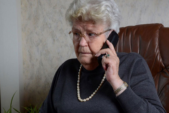 Mit einem Schockanruf wollte eine Betrügerin am Dienstag viel Geld von einer Seniorin erpressen.