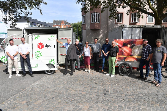 Neue Stadtlogistik: Mikro-Hubs auf dem  Elsässer Platz in Wiesbaden. Mit den Cargo-Bikes werden die Pakte und Obst sowie Gemüse zum Kunden geliefert.