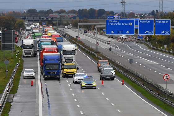 Autobahnen wegen Aktivisten gesperrt. Abseil-Aktionen an A3 bei Wallau. Polizei mit einem Großaufgebot im Einsatz.