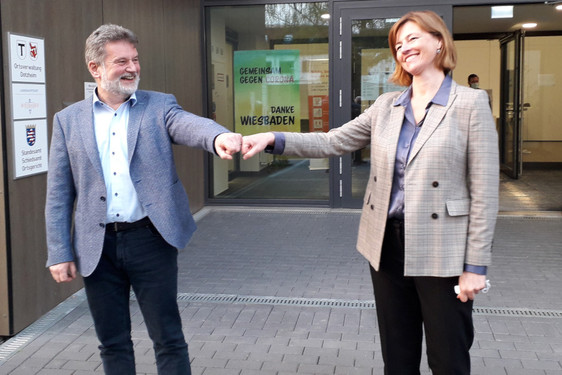 Urban Egert (SPD) wurde in seinem Amt als Ortsvorsteher von Schierstein bestätigt. Er konnte sich gegen Freda Börgers (CDU) durchsetzten. Als Stellvertreterin wurde Christina Kahlen-Pappas (ZUKUNFT SCHIERSTEIN) gewählt.