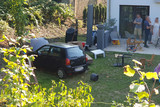 Auto macht Ausritt in Vorgarten eines Hauses in Biebrich