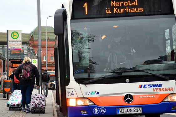 Der Pendelbus-Service von ESWE Verkehr bringt Besucher:innen zum Rheingau Musik Festival und zurück.