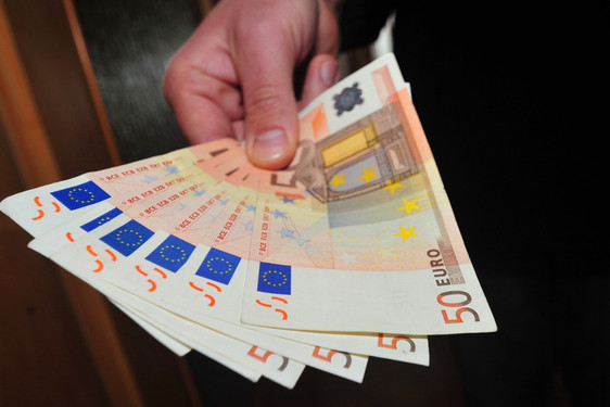 Falscher Polizist erzählt Wiesbadener Seniorin Märchen. Mehrere Tausend Euro  Bargeld weg.