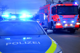 Ein Lkw mit einem geladenem Bagger bleib am Montagmorgen auf der Mainzer Straße in Wiesbaden unter einer Brücke hängen. Hydrauliköl floss aus. Feuerwehr und Polizei waren im Einsatz.
