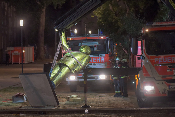 Erdogan-Statue am Platz der Deutschen Einheit in Wiesbaden wird unter großem Polizei abgebaut.