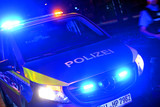 Ein junger Mann wurde in der Nacht zum Samstag von einer Gruppe in Wiesbaden angegriffen und beraubt.