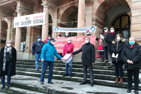 Zum Auftakt des Kommunalwahlkampfes in Wiesbaden: Mehr als 3.000 Unterschriften für bezahlbaren Wohnraum vor dem Rathaus überreicht